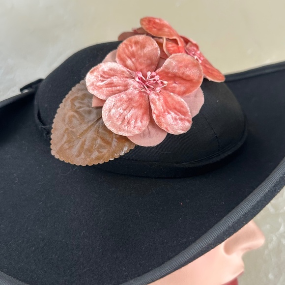 SUPERB 1940\'S WIDE BRIM TILT HAT WITH SALMON COLORED FABRIC LEAVES main image 4